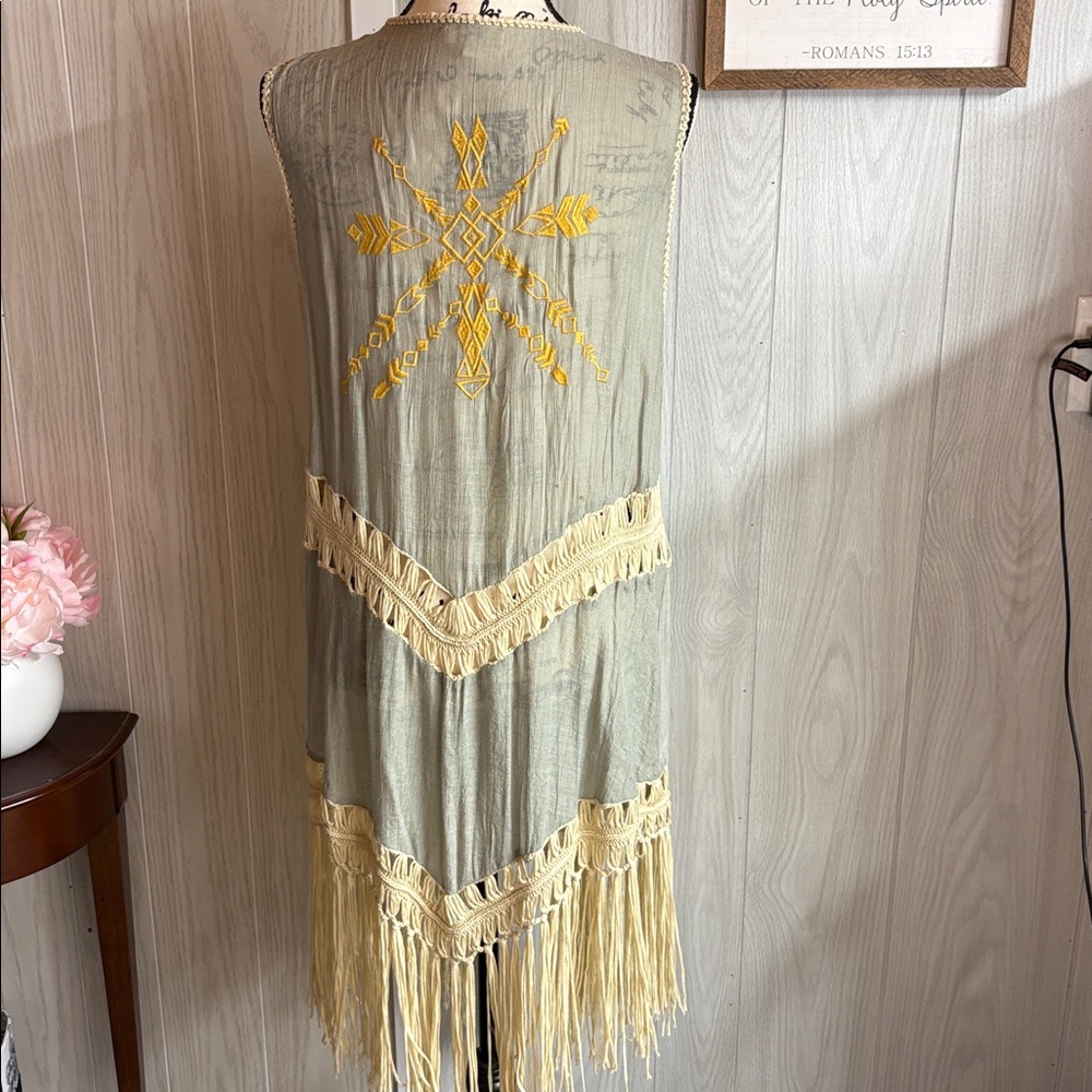 Umgee Textured Knit Vest in Cream and Beige - Picture 2 of 7